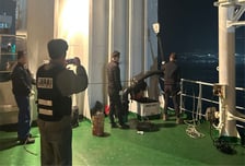 유가 뛰자 몰래 빼돌린 '뒷기름' 팔았다…해경에 67명 덜미