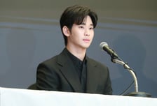 [단독]"김수현 명예훼손" 팬들이 고발...개그맨 출신 유튜버 검찰 송치