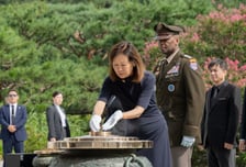주한 美 대사 현충원 참배…"참전용사의 헌신·희생 기릴 수 있어 영광"