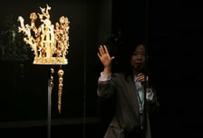 "외국인은 '트럼프 금관'만 찾아"…한국전 요청 쏟아져도 씁쓸한 이유