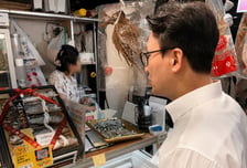 [현장+]"어리굴젓·멸치 한번 맛보세요"…김민석, 가락몰 찾은 이유는
