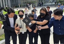 "할머니가 때려요" 두 번 도움 청한 11살 결국 숨져…외조모 '구속'