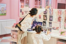 헬로키티 가득한 호텔에 체크인…디스트릭트, 도쿄서 산리오 전시