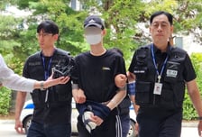 흉기로 친모 살해 후 반려견도 목 졸라 죽인 10대 구속 송치