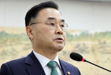 수능 서·논술형 도입 논란에…차정인 "독서로 충분" vs 여야의원들 "신중해야"