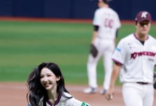 [한번에쓱]'시구가 완벽하니 키움 승리도 따라오겠지!' S2IT 승비