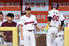 [포토]'6회말 동점득점 권혁빈 맞이하는' 설종진 감독