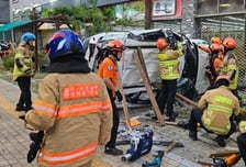 어머니 내려준 뒤 앞으로 가던 차…마트 옥상 난간 뚫고 12m 추락