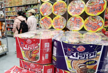 오뚜기 진라면 매운맛 큰 컵 1200→1300원…"봉지라면 가격은 유지"