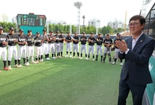 40도 날씨에도 야구를?…최휘영 장관, 봉황대기 온열질환 점검