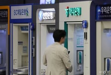 "최고 연 9%, 적금 쏟아진다"...주식 팔고 다시 은행으로?