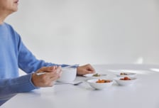 "눈치 없는" 혼밥 손님 때문에 4인 손님 놓쳐…불만 토로 식당 '역풍'