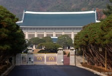 靑 "지지율 유심히 보고 있어…부동산 대책 성과로 답 드릴 것"