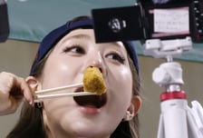 [포토] 유현정 '야구 직관엔 치맥이죠'