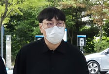 이진호, 뇌출혈 후 목발 짚고 법원에..."매일 후회했다" 선처 호소