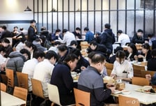 "한 끼 2만원 무서워" 공포가 된 점심 고민…직장인 다시 몰린 '5000원 구내식당'[핑거푸드]