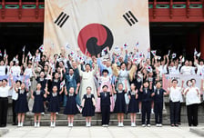 '제81주년 광복절' 오세훈 시장, 애국지사 후손과 33번 타종