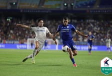 'K리그2 1·2위' 수원 삼성·수원FC, 접전 끝에 무승부... '무려 4골' 난타전 [수원 현장리뷰]