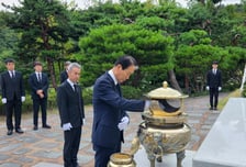 권오을, 광복절 맞아 '김대중 전 대통령' '육영수 여사' 묘소 참배