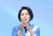 "입장 중 중년남성이 밀쳐"...최민희, 與 서울 합동연설회 입장 중 부상