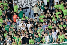 [포토]'정정용 나가'  서포퍼트 앞에선 정정용 감독