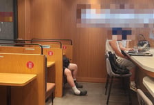 카페 소파에 무릎베개하고 '벌러덩'...'눕방족' 남녀에 눈살