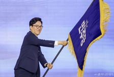 [현장+]"두분과 함께 뛸 것"...'당선' 김민석, 정청래·송영길 껴안았다