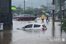 거제 900㎜ 기록적 폭우에 '비상'...한화오션·삼성중공업 "출근 말라"