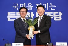 김민석, 첫 출근 선물은 李대통령 축하난…"빠른 민생택시 될 것"