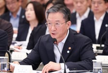 '李 39년지기' 정성호 사직서 제출…靑 "후속인사 때까지 역할 다해달라"