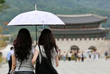 [오늘 날씨] 전국 대부분 폭염특보…무더위 속 소나기