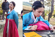 '28세에 첫 한복' 하영 사진에..."그 전엔 기모노만 입었냐" 악플 봇물