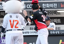 [포토] 하주석 '친정팀 들러 깍듯 인사'