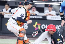 [포토] 하주석 '이런 신고식은 싫어'