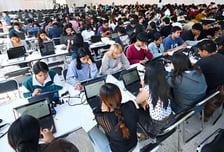의대 입시 100점 이상이 무려 30%…'AI 커닝' 대형사고 난 이 나라