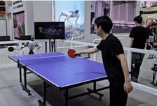 라켓 쥐고 자유자재 '탁구천재' 中 로봇, 사람과 승부…결과는[영상]