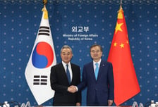 "한반도 평화, 건설적 역할" 中 왕이…한반도 정세에 中 적극 나서나
