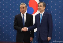 왕이 "中, 한반도 평화·안정에 건설적 역할…남북 평화 공존하길"