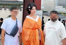 SNS에 퍼지는 경복궁 '한푸' 영상에 깜짝…"외국인들은 한복으로 오해"