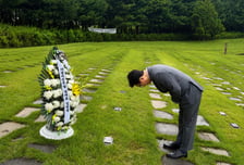 [현장+]90도 인사, 붉어진 눈시울…"큰 정치인" 6명 모두 만난 김민석