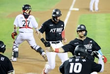 삼성에 선두 안 내줘! '7회·8회 연속 빅이닝+고영표 10승' KT, LG 16-4 완파→1위 수성 [잠실 현장리뷰]