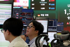 1400원 무너지자 달러 매도 가속…환율, 11개월 만에 최저