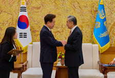 11월 북미회담? 무르익는 분위기 속 李 대통령, 왕이 中 외교부장 접견