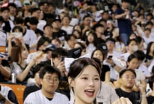 [포토]'승리 안고 홈으로' 이예빈