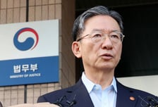 '사직서 제출' 정성호 법무부 장관, 돌연 병가...국회 법사위 불참