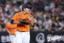'사실상 끝난 경기였는데...' 선발 ⅓이닝 7실점 참사에 등장한 '日 유학' 한화 20세 좌완, 84구 역투로 기적의 15-11 역전 일궈내다