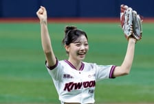 [한번에쓱]'키움승리기원시구' 우당탕탕소녀단 권예진