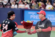[한번에쓱]'꽃감독이 꽃을 들고 그라운드로 나섰다!' 13시즌 연속 100이닝을 달성한 양현종을 축하하기위해