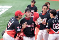 [포토]'팬들덕분입니다!' 13시즌 연속 100이닝을 달성한 양현종을 축하하기위해