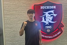 주전 경쟁보다 후배 선방이 먼저였다, 김현엽 활약에 '김형근 미소'... "하고 싶은 거 다 해" 특급 조언까지
